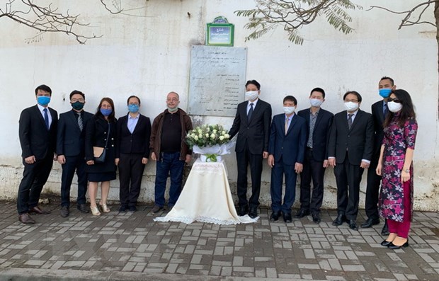 Vietnamese people lay wreath to commemorate Algerian journalists